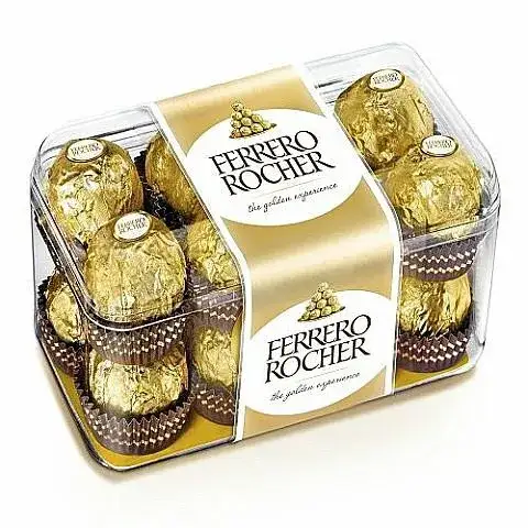 Πολυτελής κασετίνα με χρυσά σοκολατάκια Ferrero Rocher στολισμένη με κομψή κορδέλα ανθοπωλείου ως συνοδευτικό δώρο για λουλούδια και φυτά