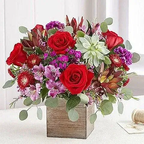 Μοντέρνα και πρωτότυπη floral σύνθεση σε καλαίσθητη βάση για δώρο ευχαριστίας