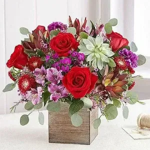 Μοντέρνα και πρωτότυπη floral σύνθεση σε καλαίσθητη βάση για δώρο ευχαριστίας