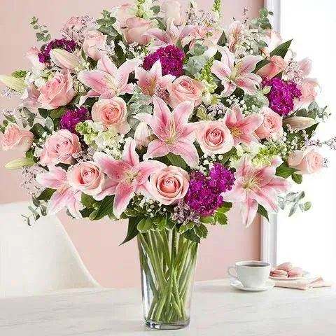 Μεγαλοπρεπής, ρομαντική και φωτεινή floral δημιουργία με ολόφρεσκα premium άνθη για επέτειο σε πολυτελή συσκευασία δώρου από το Athens Flower Shop