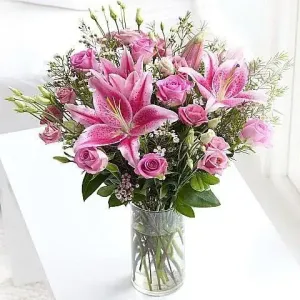 Εντυπωσιακή και λαμπερή floral έκπληξη γενεθλίων για φίλη με ολόφρεσκα premium λουλούδια σε πολυτελή συσκευασία δώρου