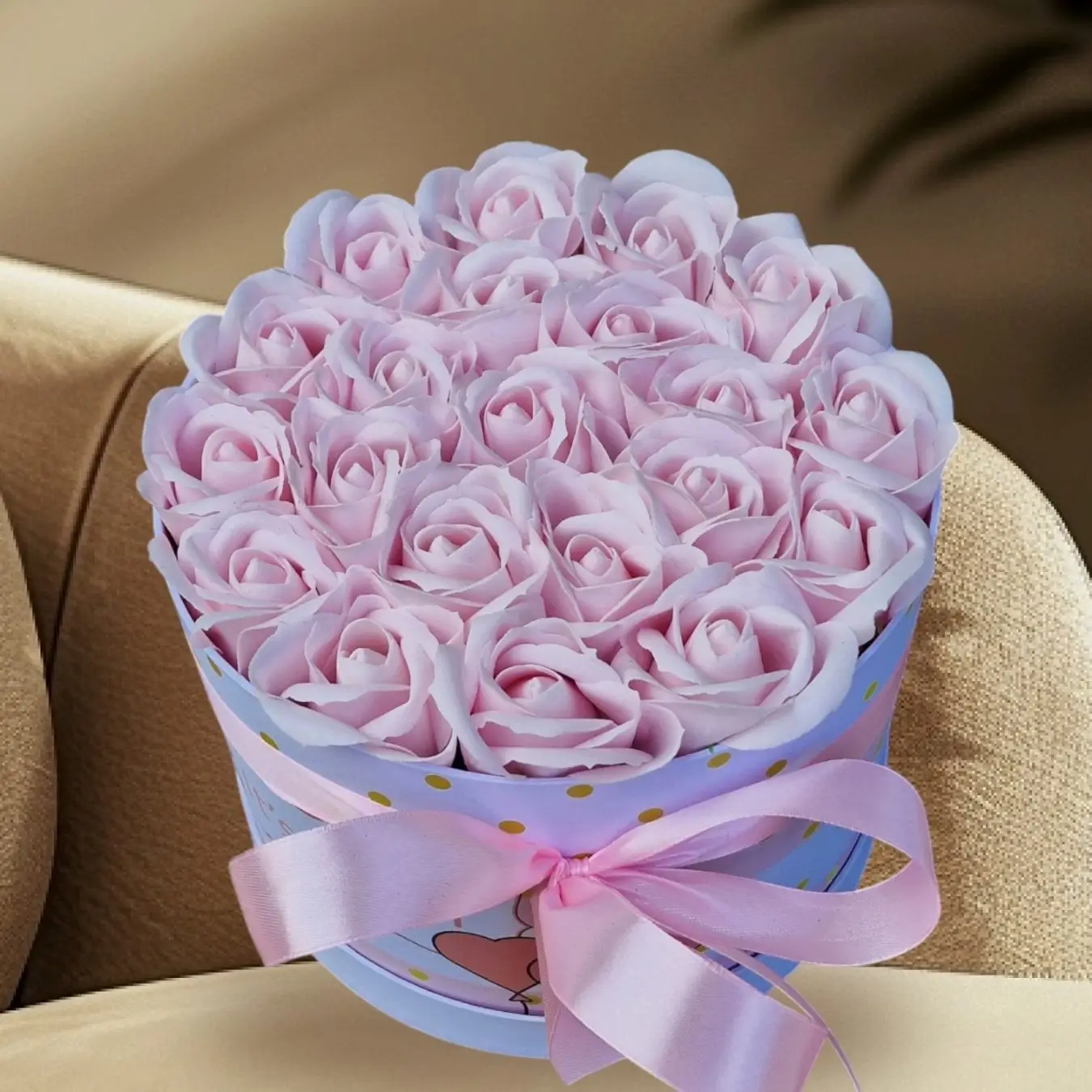 Πολυτελές Flower Box καπελιέρα με πανέμορφα baby pink τεχνητά τριαντάφυλλα άριστης ποιότητας που διαρκούν για πάντα για δώρο γέννησης σε μαιευτήριο