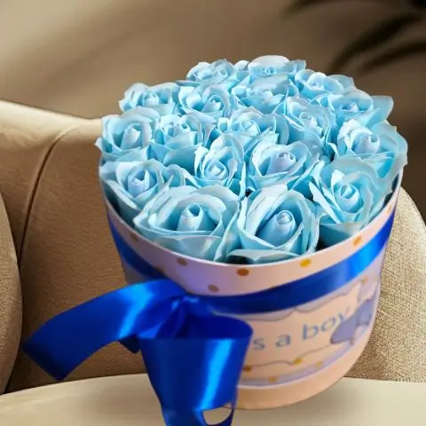Πολυτελές Flower Box καπελιέρα με πανέμορφα γαλάζια τεχνητά τριαντάφυλλα άριστης ποιότητας που διαρκούν για πάντα για δώρο γέννησης νεογέννητου αγοριού
