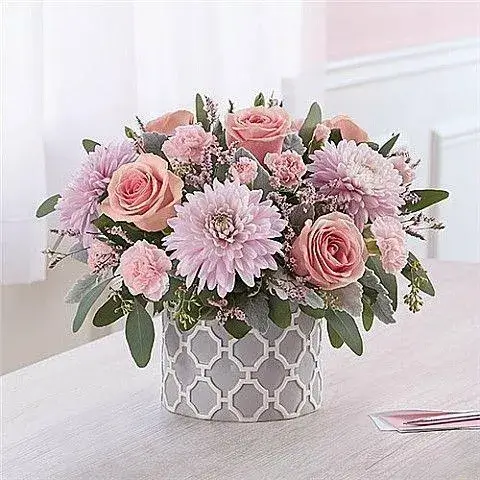 Τρυφερή, φωτεινή και κομψή floral σύνθεση καλωσορίσματος για νεογέννητο μωρό σε πολυτελή συσκευασία δώρου