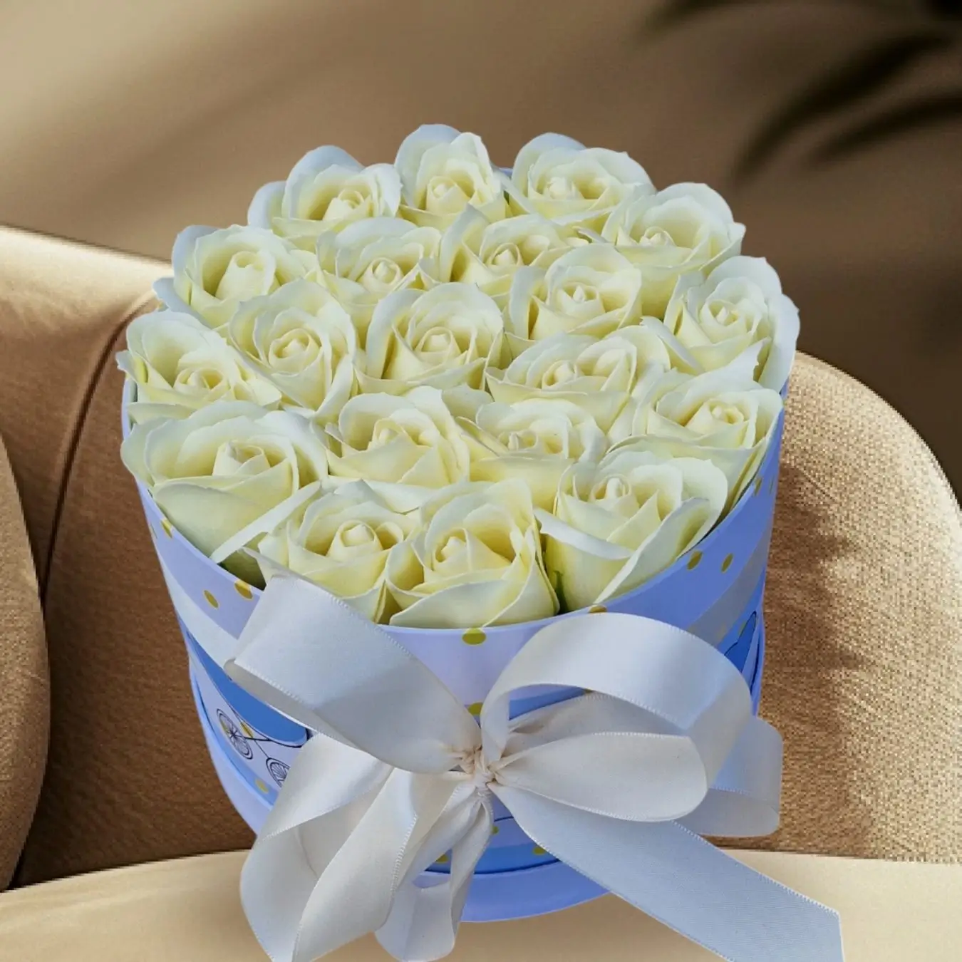 Πολυτελές Flower Box καπελιέρα με πανέμορφα λευκά τεχνητά τριαντάφυλλα άριστης ποιότητας που διαρκούν για πάντα για δώρο γέννησης νεογέννητου