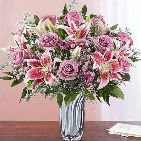 Λαμπερή, γιορτινή και πλούσια floral δημιουργία με ολόφρεσκα λουλούδια για ευχές χρόνια πολλά σε κομψή συσκευασία δώρου
