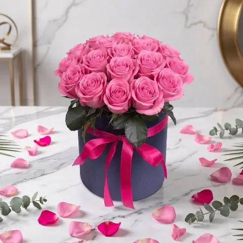 Μοντέρνο, chic και απόλυτα in trend flower box γενεθλίων για κολλητή με ολόφρεσκα premium λουλούδια σε πολυτελές κουτί δώρου