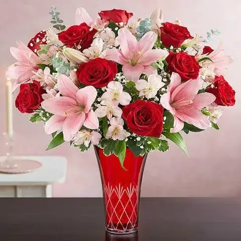 Επιβλητική και αρχοντική floral σύνθεση σε ειδική βάση για τελετή βράβευσης και απονομής