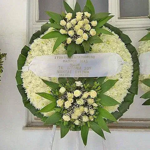 Μεγαλοπρεπές στεφάνι κηδείας με ολόφρεσκα λευκά άνθη και επίσημη εταιρική κορδέλα συλλυπητηρίων