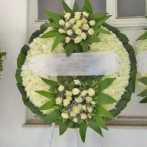 Μεγαλοπρεπές στεφάνι κηδείας με ολόφρεσκα λευκά άνθη και επίσημη εταιρική κορδέλα συλλυπητηρίων