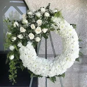 Μεγαλοπρεπές δίποδο στεφάνι κηδείας με ολόφρεσκα λευκά άνθη και επίσημη κορδέλα συλλυπητηρίων