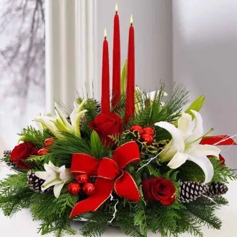 Επιβλητική και λαμπερή χριστουγεννιάτικη floral σύνθεση με ολόφρεσκα άνθη, κλαδιά ελάτου και γιορτινά διακοσμητικά στοιχεία σε ειδική βάση ενυδάτωσης